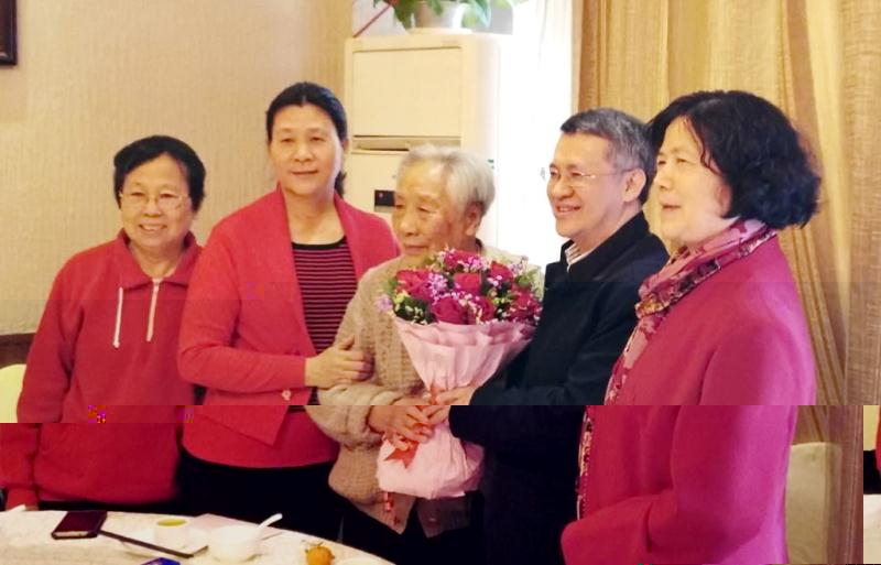 學院領導、校友代表與原中山醫衛校副校長劉如瓊合影
