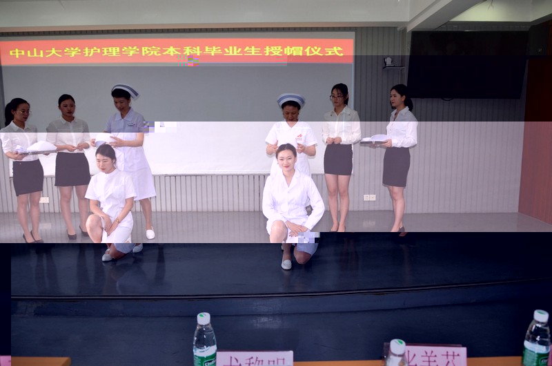 本科畢業生舉行授帽儀式